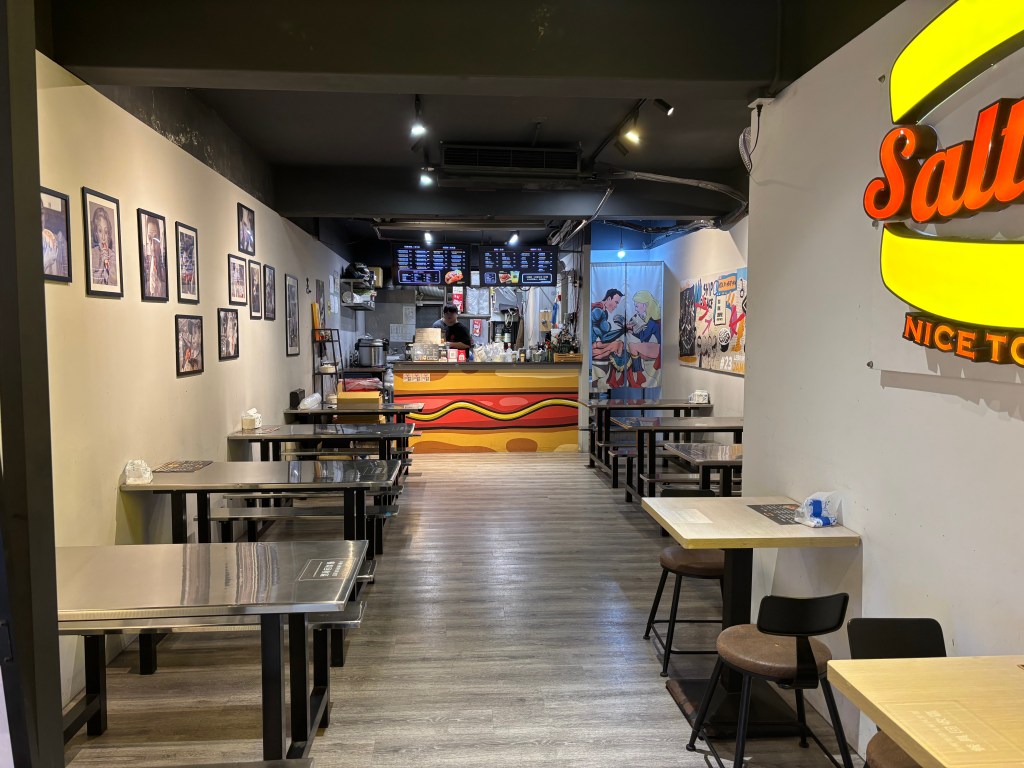Salty Dog塩狗熱狗堡店內位子不多，但坐起來並不壅擠。