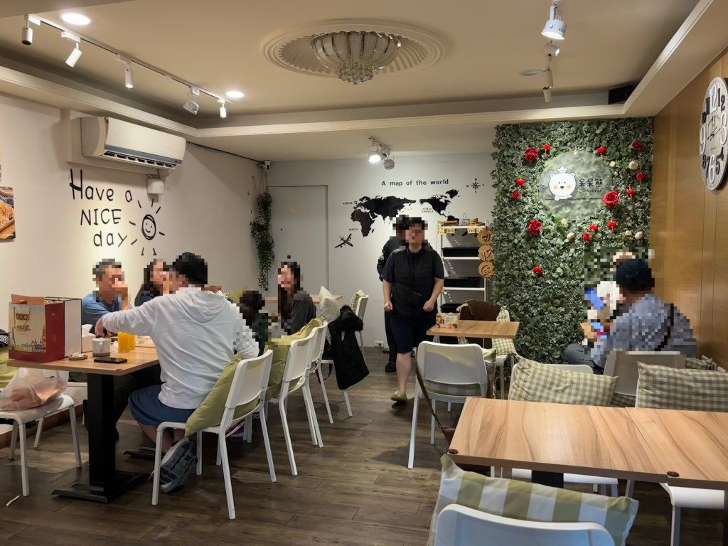 CorkyBear呆呆熊餐廳的內部較小。